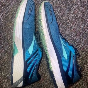 Brooks tennis shoes